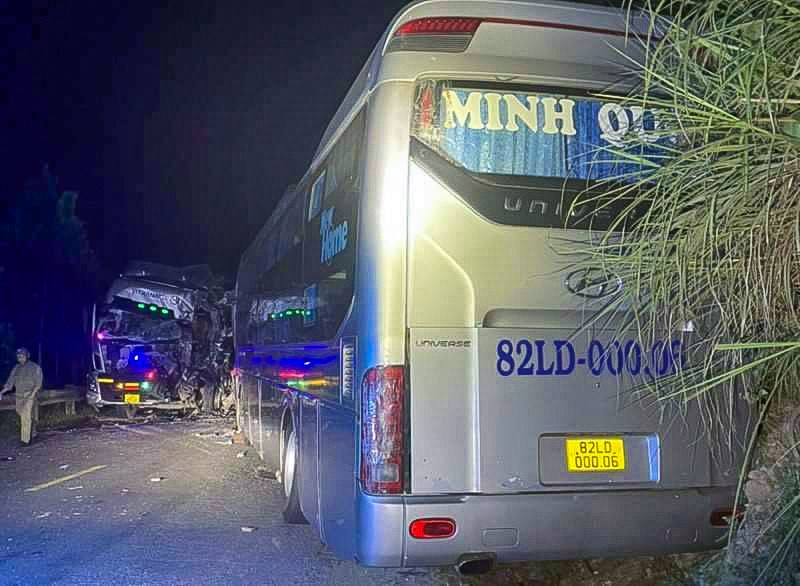 Xe khach va cham voi oto tai hinh anh