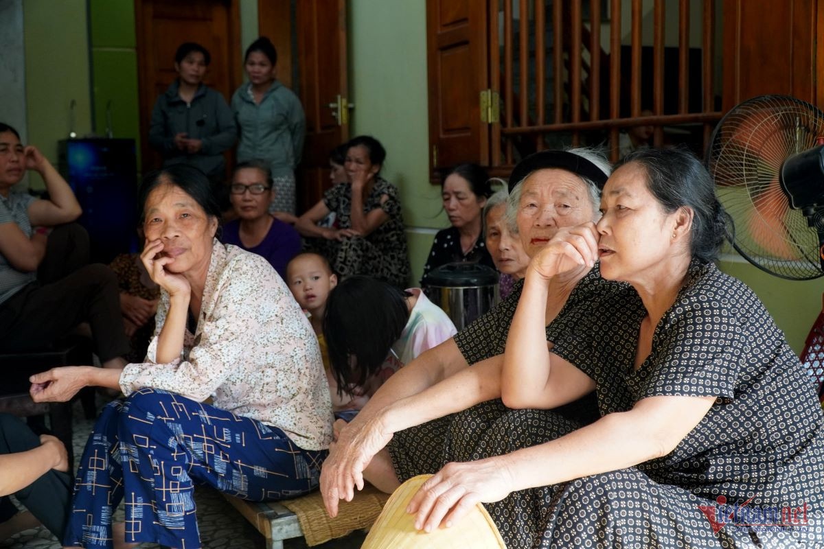 Mat tich tren bien anh 3