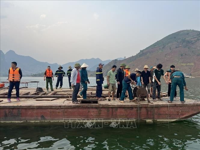 Gan 400 nguoi tim cac nan nhan mat tich trong vu lat thuyen o Sin Ho hinh anh