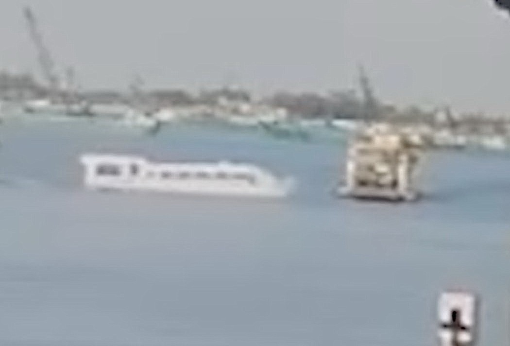 Khoanh khac tau cho khach nuoc ngoai va cham pha tren song Tien hinh anh