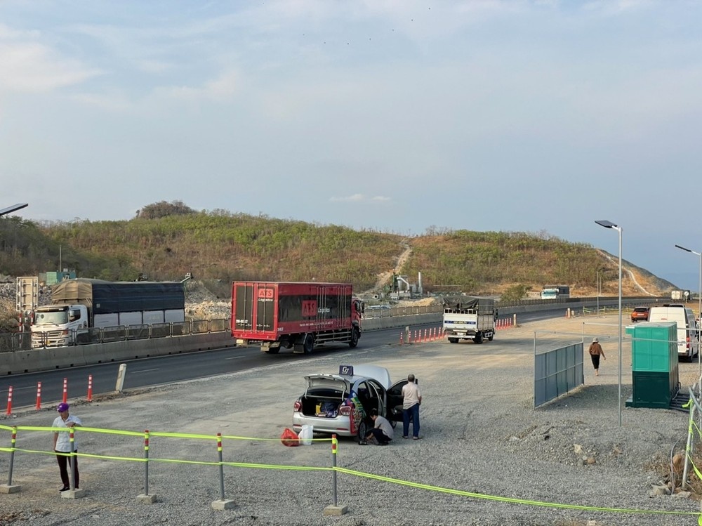 Tram dung container cao toc anh 3