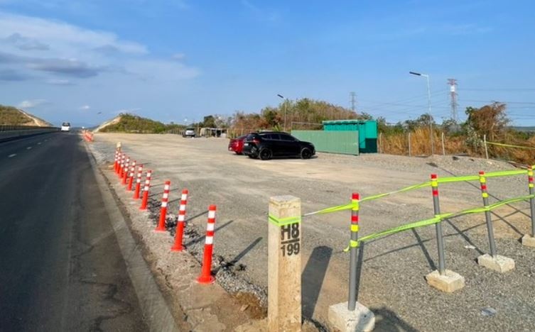 Su dung hai tram dung bang container tai cao toc Vinh Hao - Phan Thiet hinh anh