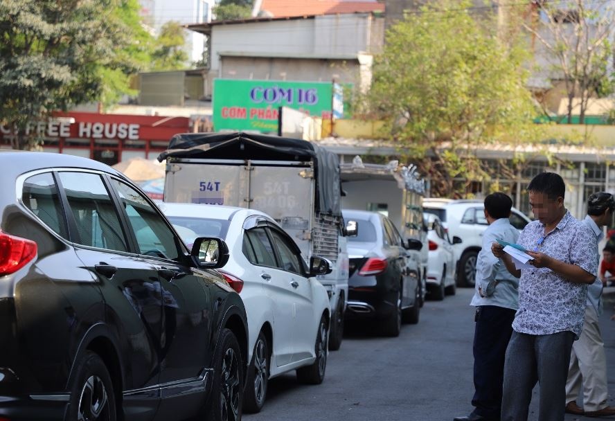 O to xep hang dai cho dang kiem truoc nghi le hinh anh