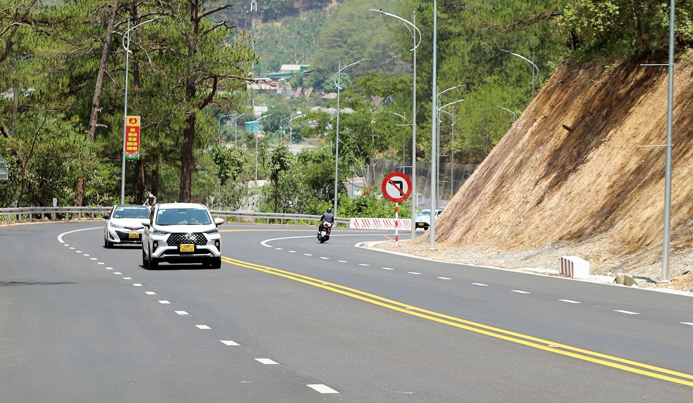 Cam theo khung gio xe tai trong hon 20 tan qua deo Bao Loc vao dip le hinh anh