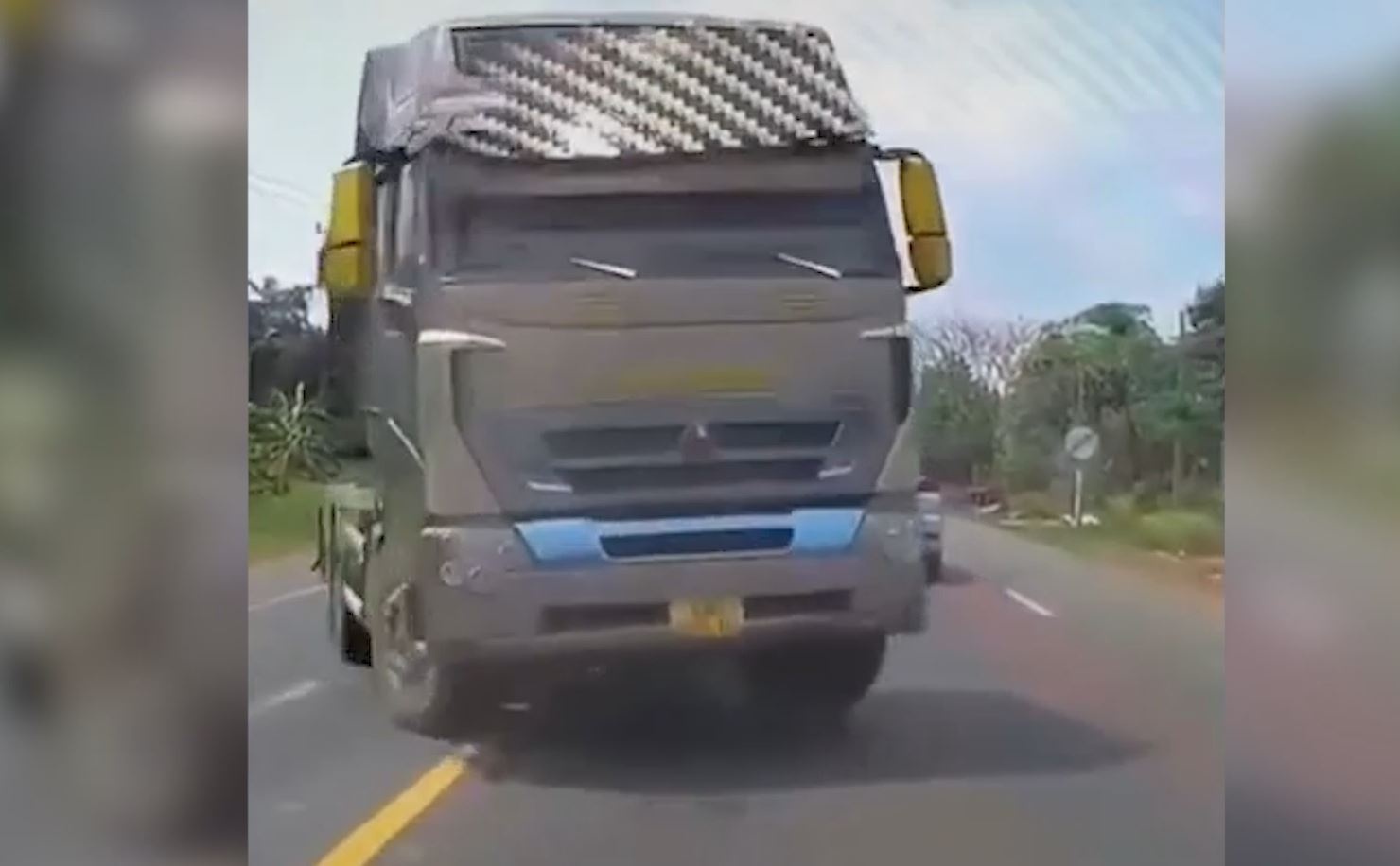 Can canh tai xe lao xe tai vao o to di nguoc chieu hinh anh