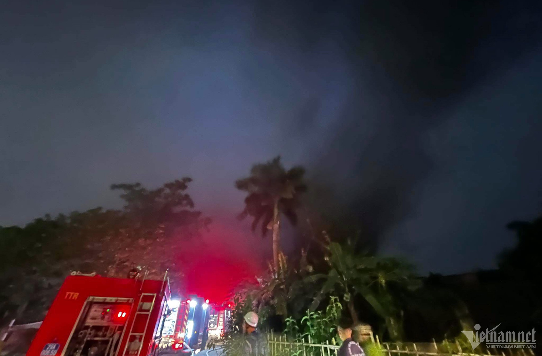 Chay lon thieu rui xuong go o Ha Noi hinh anh