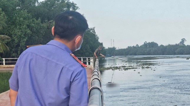 Phat hien thi the mot nguoi dan ong khong mac quan ao tren song hinh anh