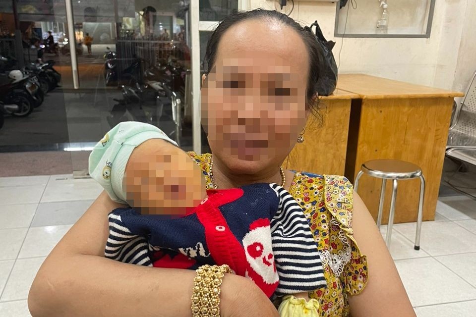 Be trai so sinh bi bo roi trong ben xe o TP.HCM hinh anh