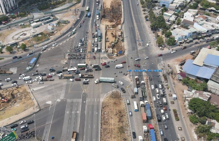 6 khu vuc 'nong' un tac giao thong o TP.HCM dip le 30/4-1/5 hinh anh