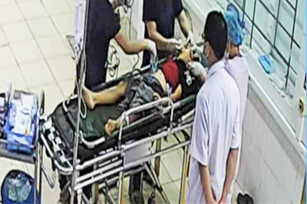 Cong nha do sap, be 7 tuoi o Ha Tinh chet thuong tam hinh anh