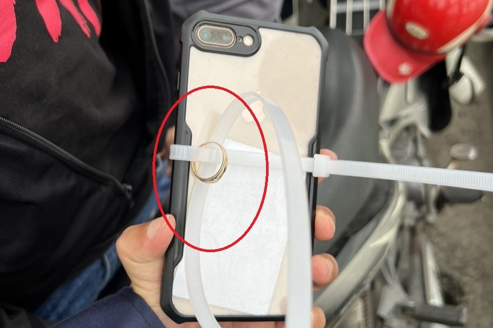 De lai dien thoai va nhan vang, nguoi dan ong nghi nhay song tu tu hinh anh