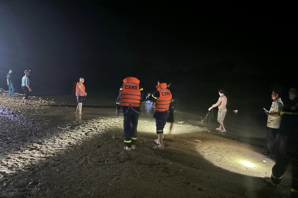 Nu sinh lop 12 duoi nuoc tu vong khi di tam song hinh anh