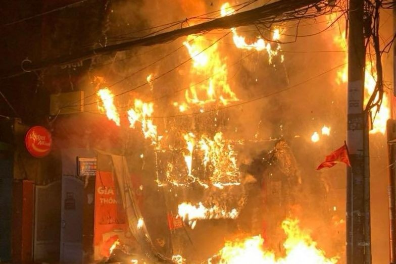 Cong an thong tin vu cua hang dien thoai chim trong bien lua o TP.HCM hinh anh