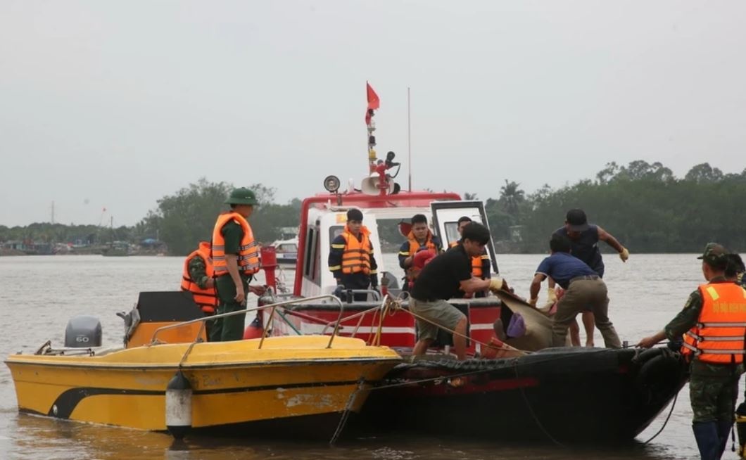 Tim thay nan nhan cuoi cung vu lat thuyen tren song Chanh hinh anh