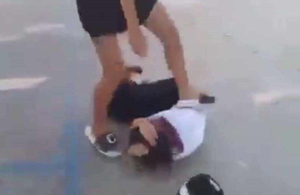 Thong tin moi vu nu sinh lop 8 o Binh Duong bi danh truoc cong truong hinh anh