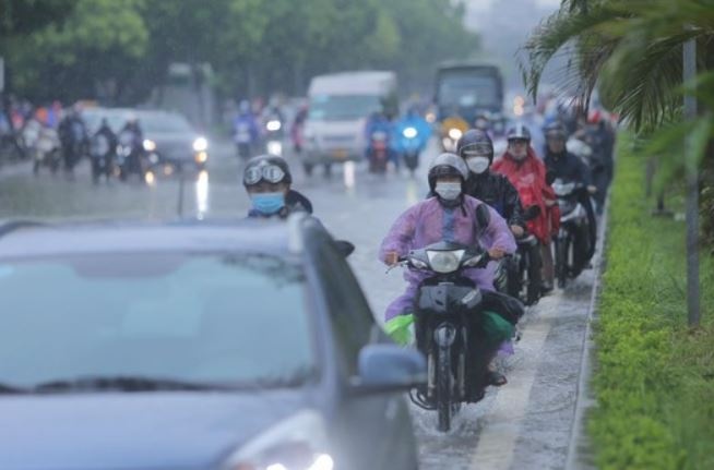 Mua mo rong ra nhieu tinh mien Trung, nang nong ha nhiet hinh anh