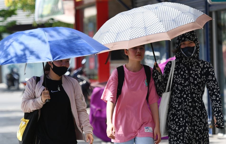 Ca nuoc vao dot nang nong khac nghiet hinh anh