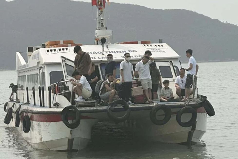 343 du khach mac ket tren tau ra dao Quan Lan duoc dua vao bo hinh anh