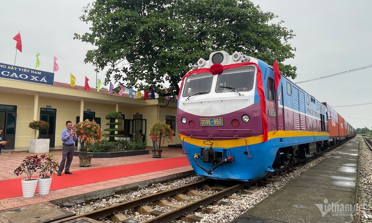 Tau lien van quoc te anh 1