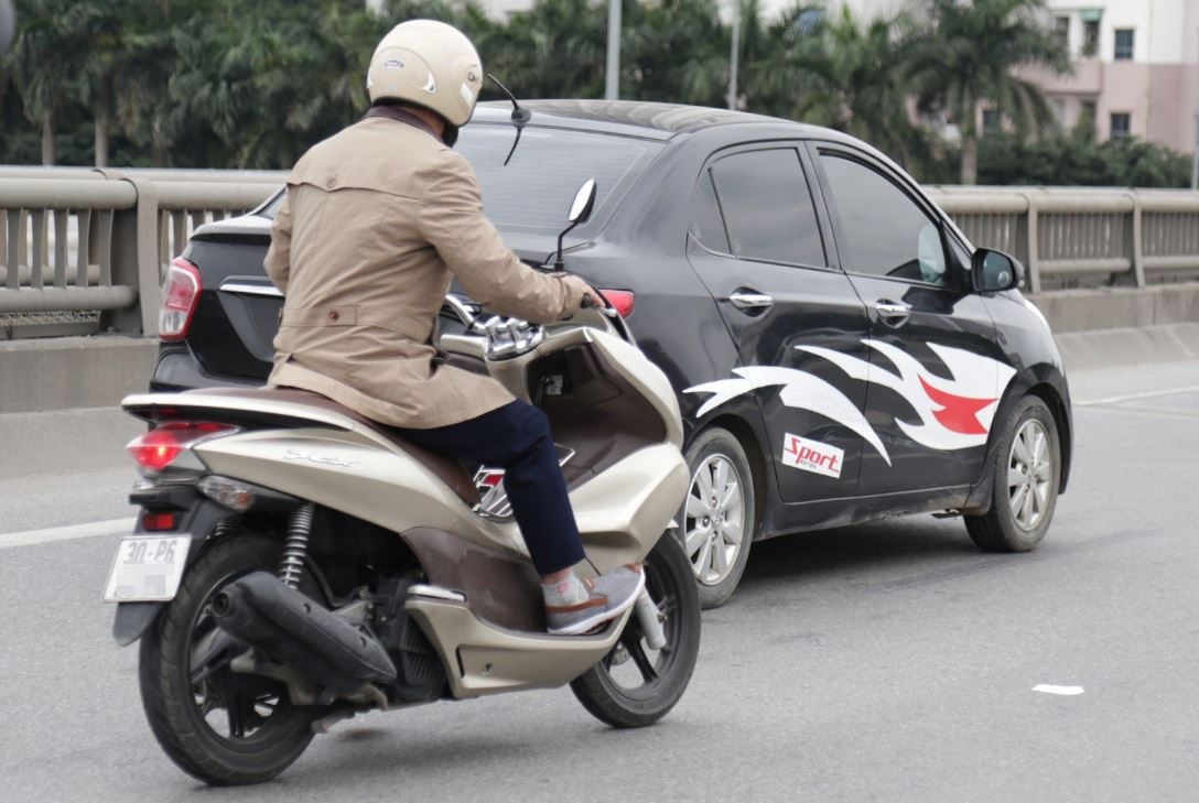 Nhung bat cap khi phat nguoi xe may hinh anh