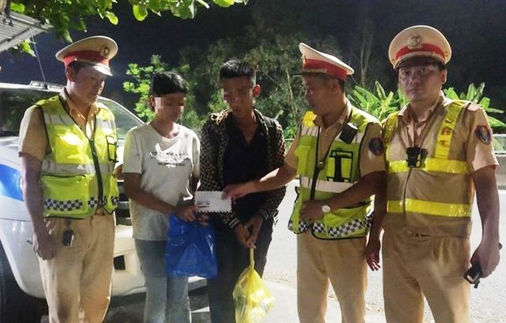 Hai anh em bi nha xe bo lai giua deo Hai Van hinh anh