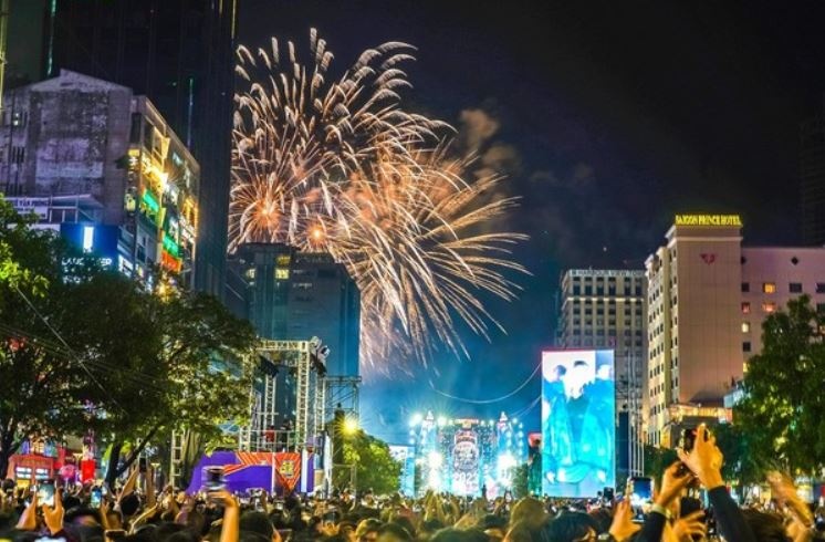 Cam nhieu tuyen duong o TP.HCM de ban phao hoa dip 30/4 hinh anh