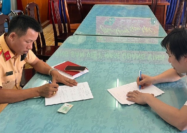 Lap bien ban phat nguoi dung tieu bay tren bo ke bien Vung Tau hinh anh