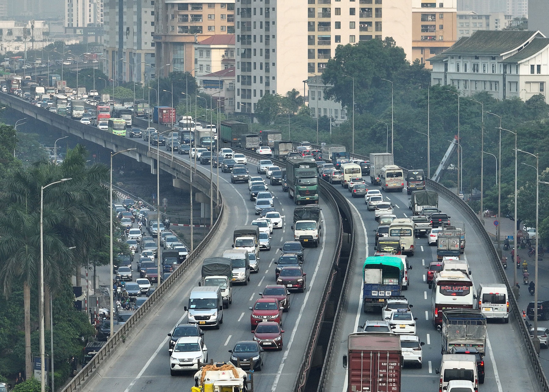 Oto duoc di vao lan khan cap vanh dai 3 tren cao trong dip 30/4-1/5 hinh anh