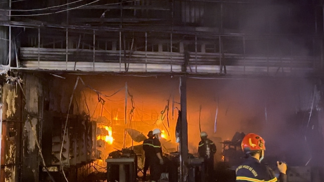 Chay lon tai cua hang FPT, nhieu tai san bi thieu rui hinh anh