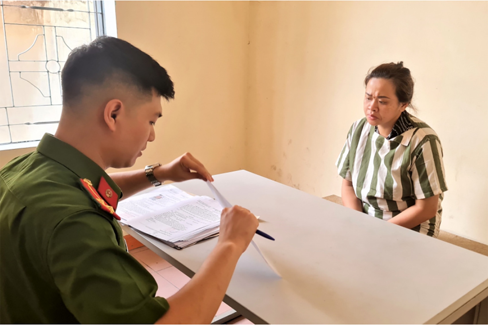 Vao tiem vang vo hoi mua roi cuop 5 chi bo chay hinh anh