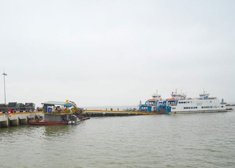 Han che oto len pha ra dao Cat Ba dip nghi le 30/4 hinh anh