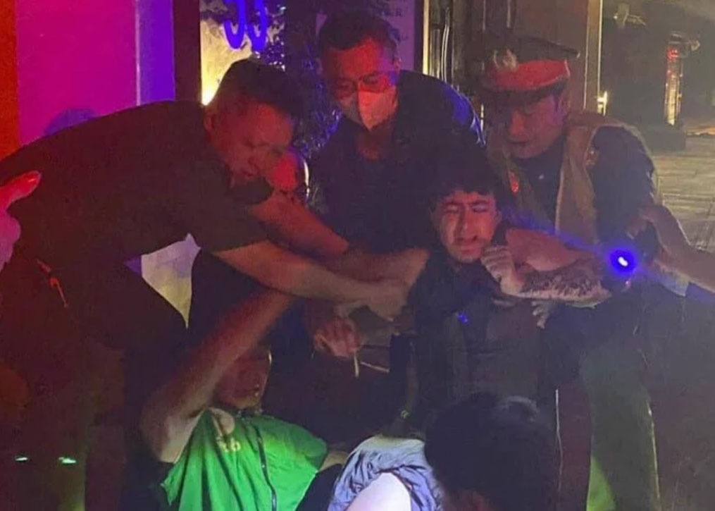 Giai cuu co gai nguoi Anh roi xuong ho thi cong cap ngam o Ha Noi hinh anh