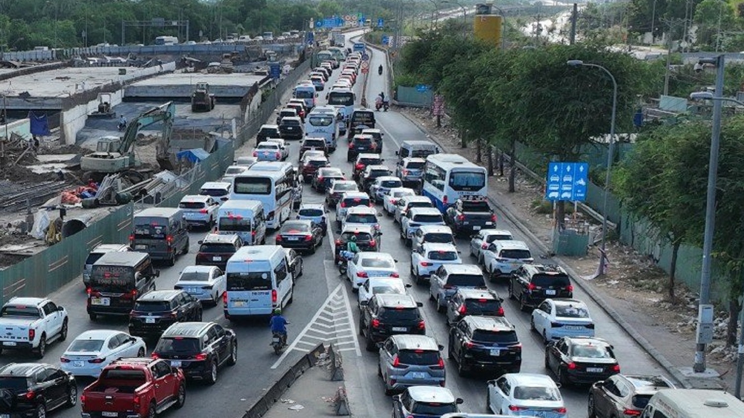 Oto noi duoi qua pha Cat Lai vi cao toc Long Thanh - Dau Giay qua tai hinh anh