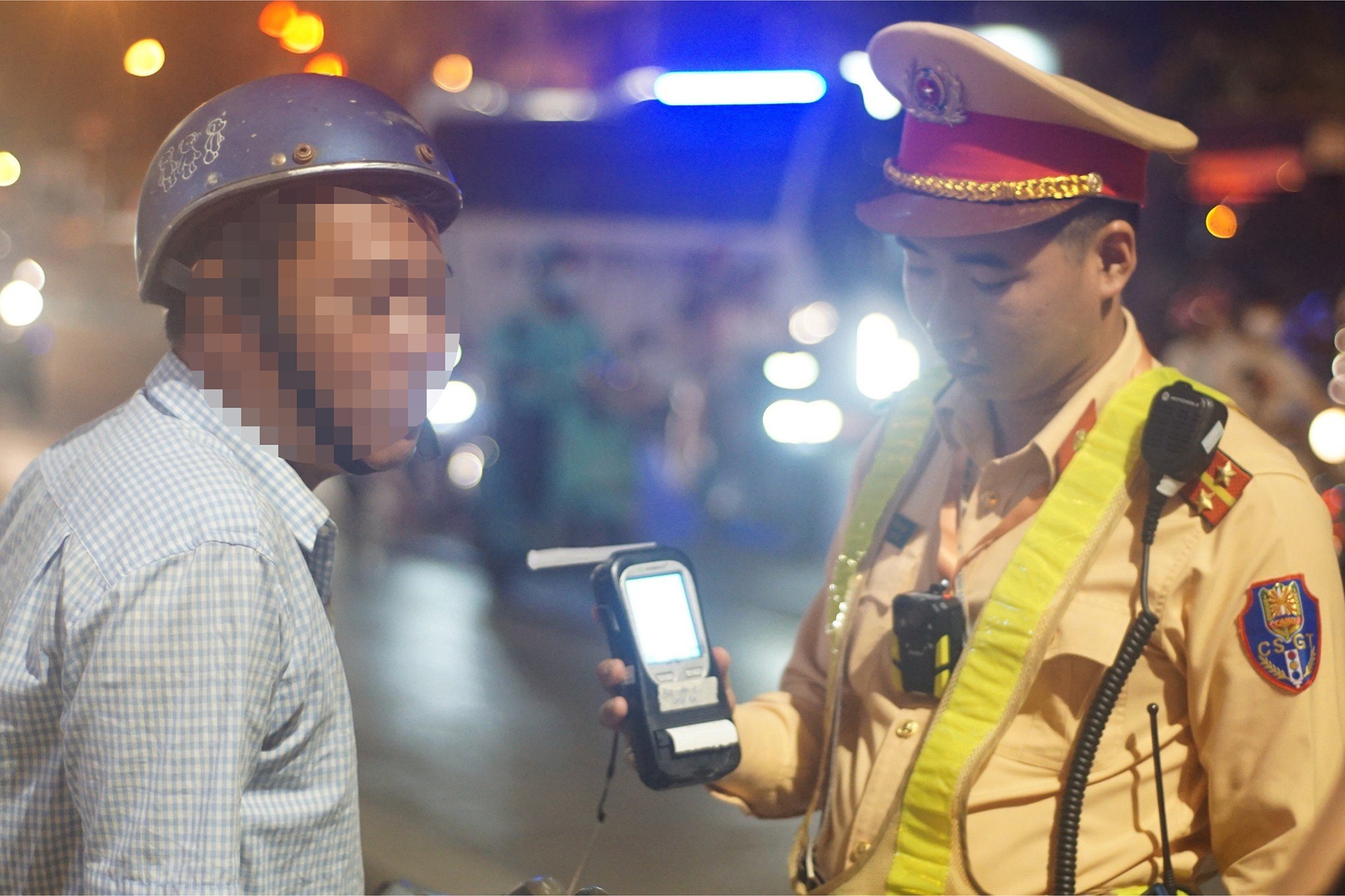 Nhieu tai xe bi giu xe, tuoc bang lai vi uong coc bia dip nghi le 30/4 hinh anh