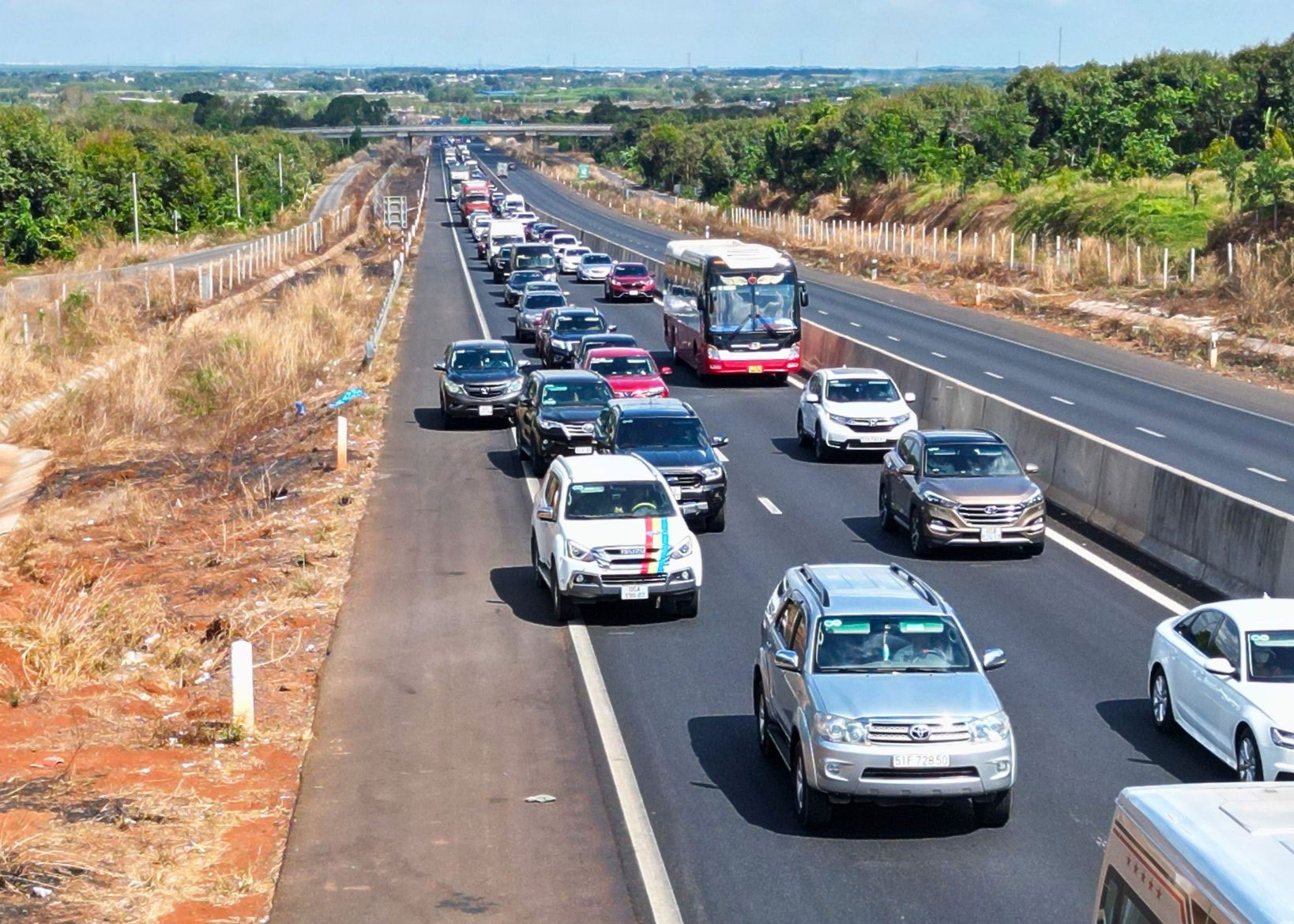 Un hang km tren cao toc Phan Thiet - Dau Giay hinh anh