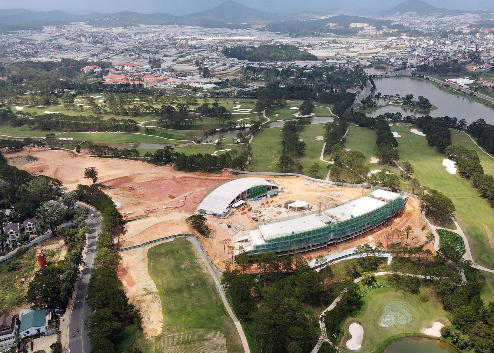 Lam Dong ra soat toan bo du an toa nha cau lac bo golf Doi Cu o Da Lat hinh anh