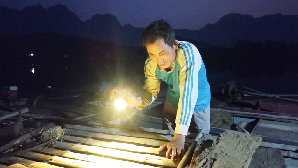 Tuc truc ngay dem chay may tao oxy cuu ca long be tren song Ma hinh anh