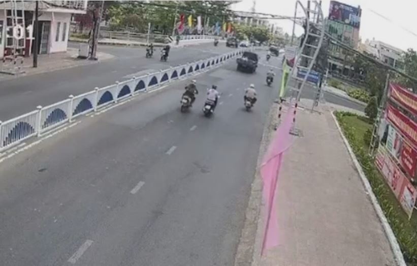 Ga dan ong tan cong, dap do xe nhieu phu nu tren duong hinh anh