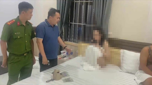 Nguoi phu nu lam nghe spa, dieu 'chan dai' an nhau, ban dam hinh anh