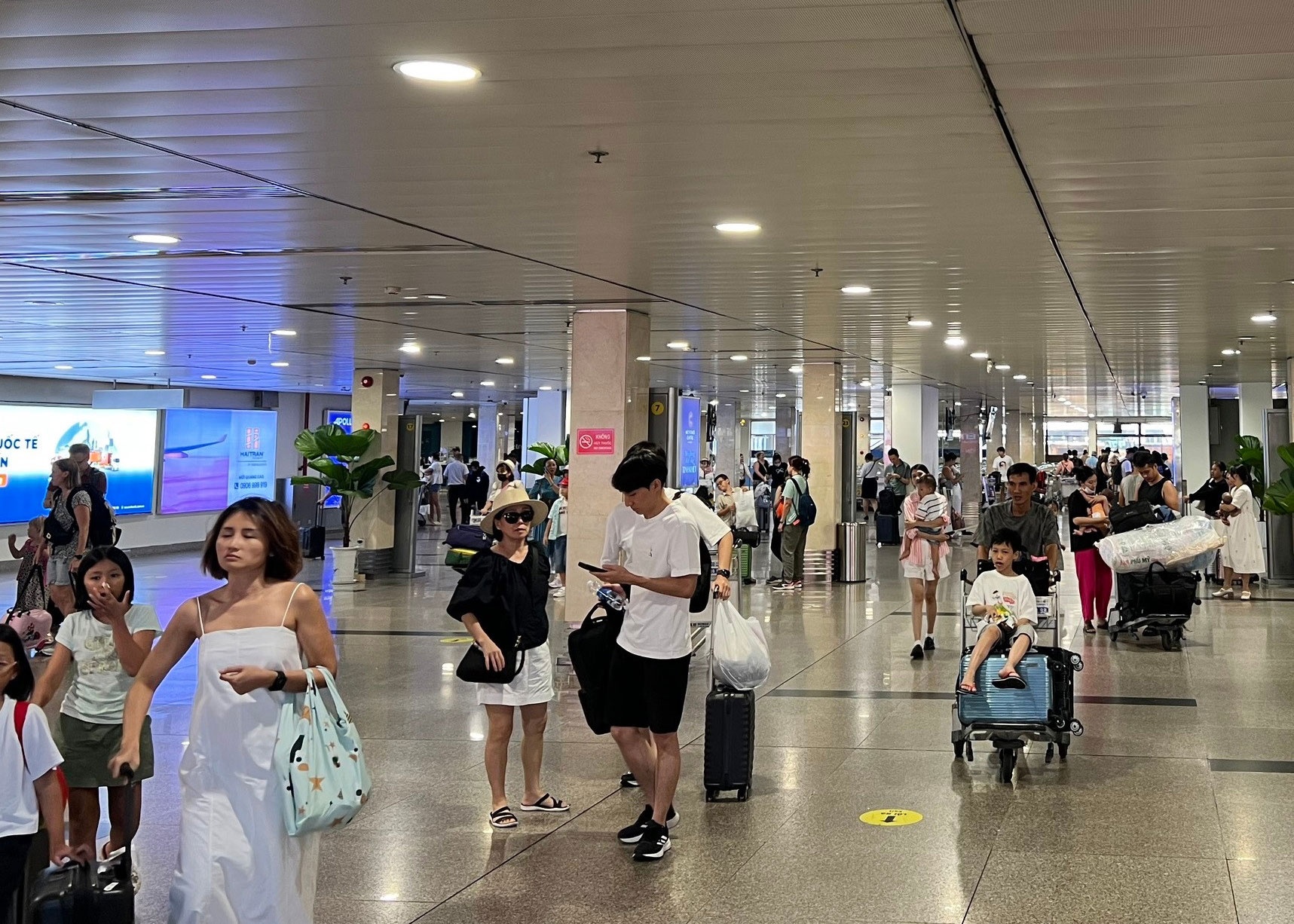 San bay Tan Son Nhat, cua ngo TP.HCM thong thoang ngay cuoi ky nghi le hinh anh