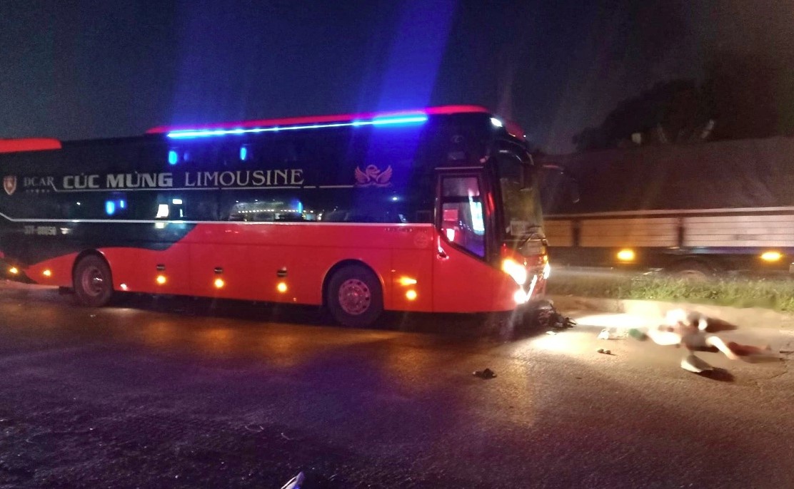 Tai nan nghiem trong giua oto khach va xe may lam 3 nguoi tu vong hinh anh