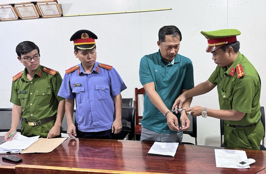 Mau thuan trong cuoc nhau, nguoi dan ong doat mang hang xom hinh anh