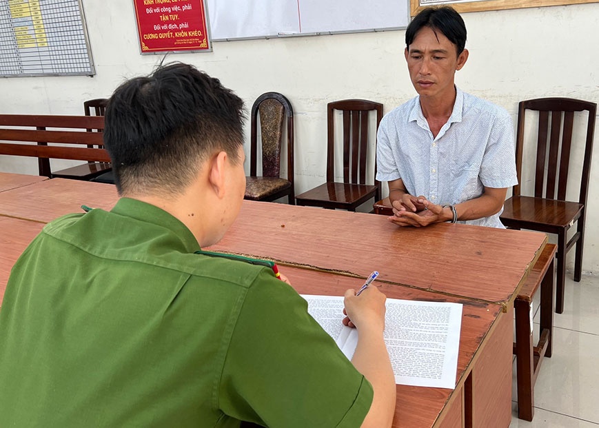 Bat doi tuong dung dao uy hiep nguoi phu nu dang ngoi trong oto hinh anh