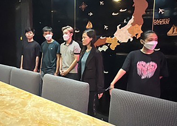 Chu va nhan vien nha hang o TP.HCM dung 'chieu ban' cuong doat tien hinh anh