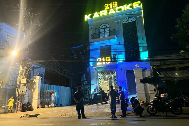 Nhan vien quan karaoke bi khach hat dam tu vong hinh anh