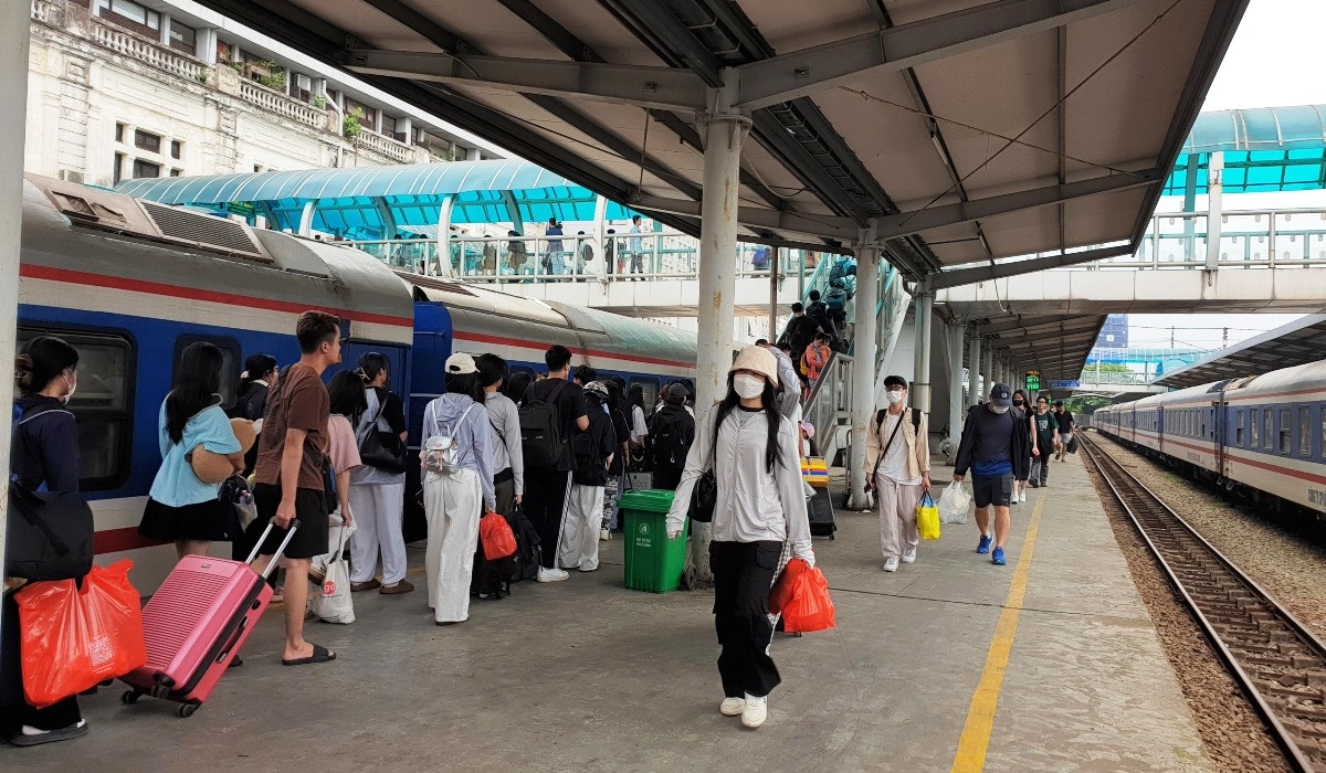 Ben xe 'oan minh' don nguoi dan do ve Thu do trong ngay cuoi nghi le hinh anh