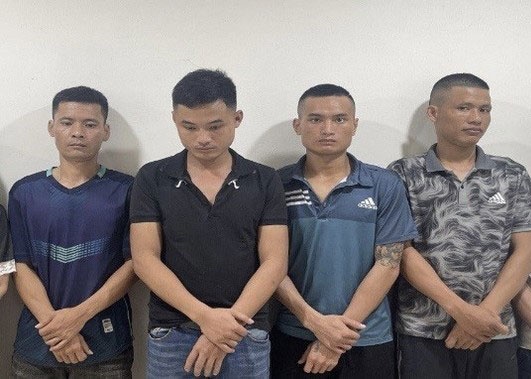 Dot kich quan karaoke, phat hien 14 nam nu dang 'bay lac' hinh anh