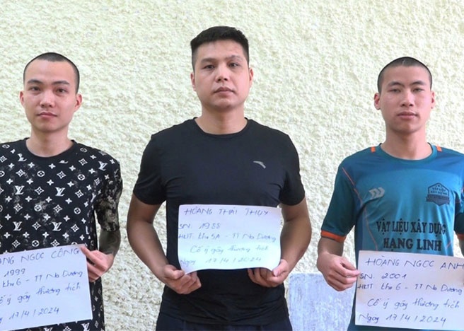 Tam giam 3 doi tuong nhau xong mang tuyp sat di giai quyet mau thuan hinh anh