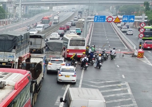 Xe luu thong cau vuot thep Mai Dich, cam xe may o cau vuot be tong hinh anh