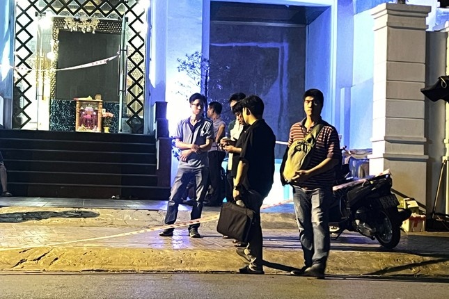 Bat nghi pham dam tu vong nhan vien quan karaoke o TP.HCM hinh anh